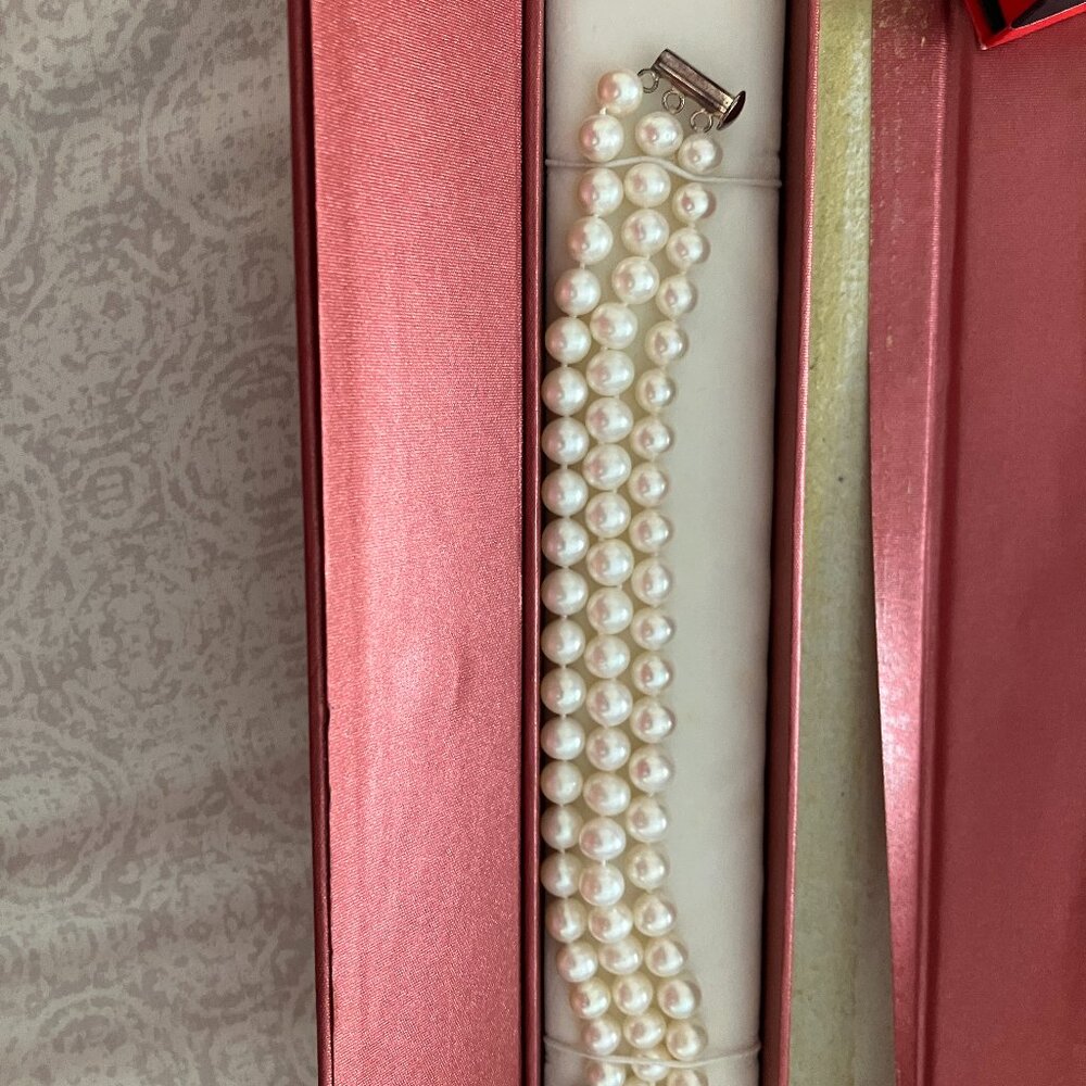 3-stand faux pearl bracelet
